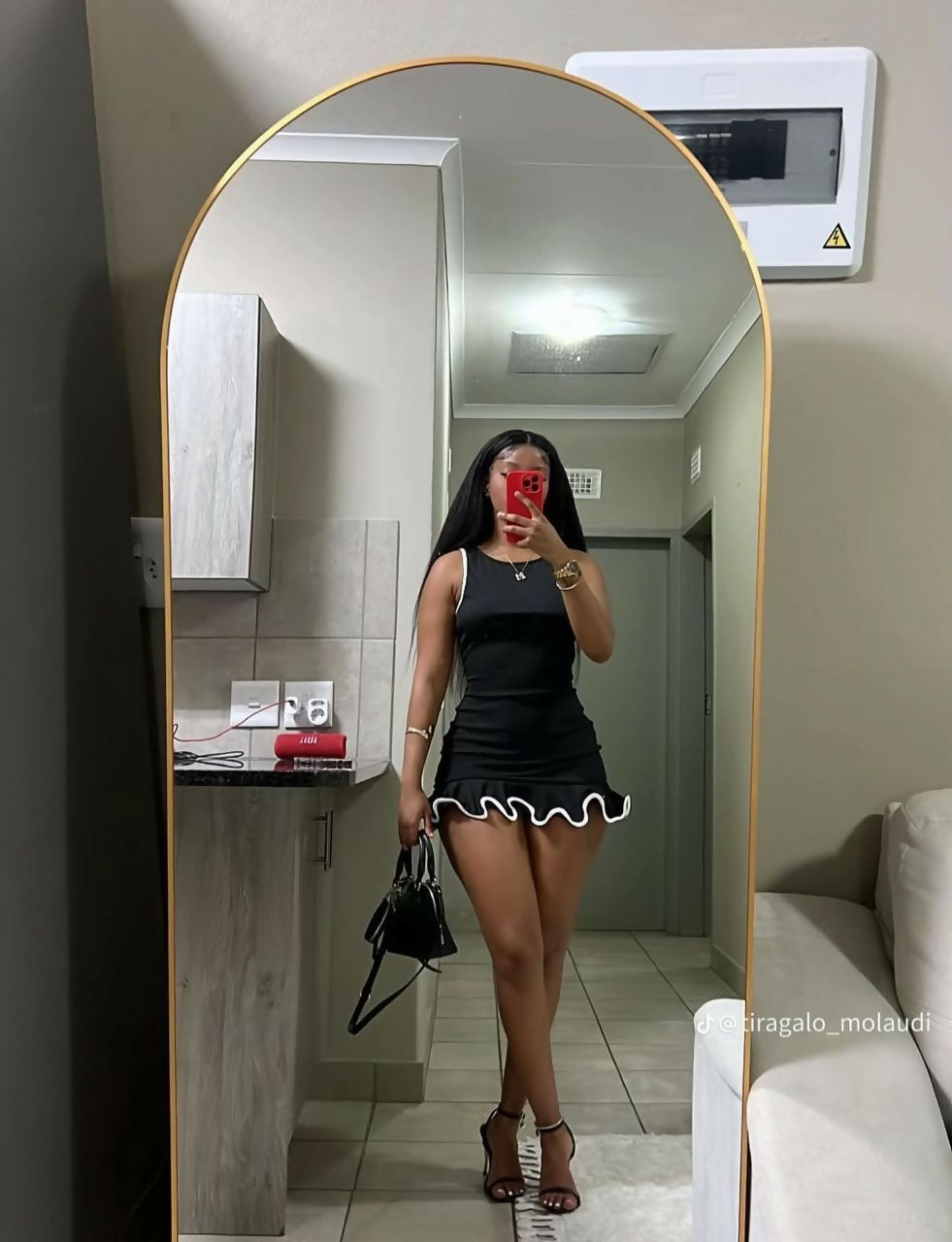 Round neck ruffle hem