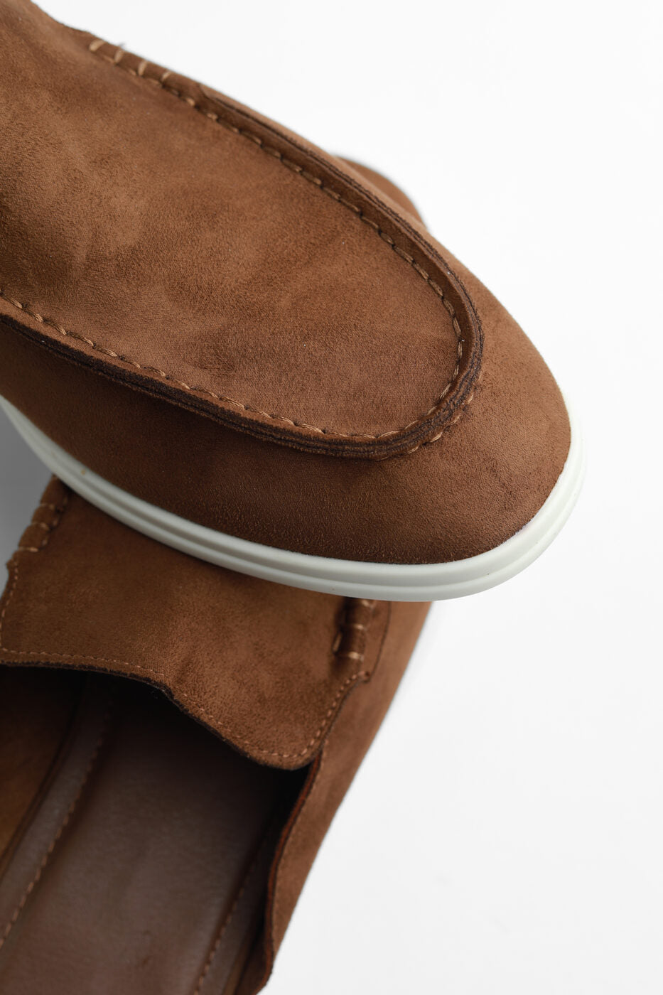 Belugga Dune Mule in cocoa suede, close detail of the upper