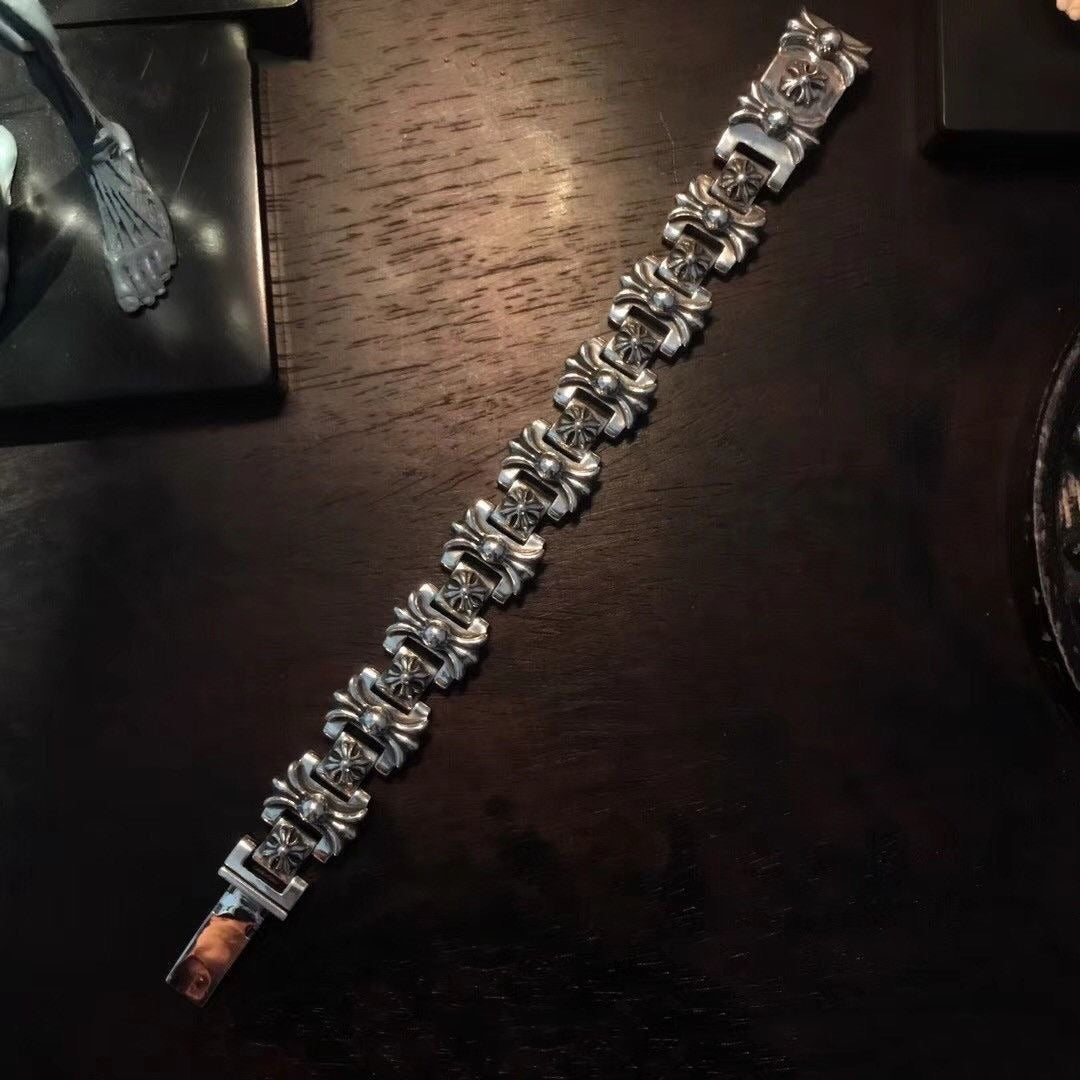 Cross-shaped bracelet