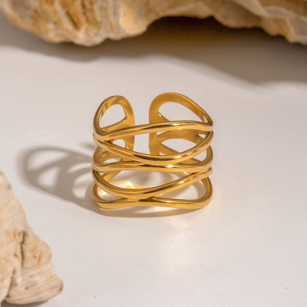 Wavy adjustable ring
