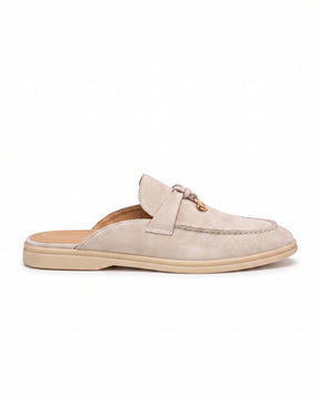 Belugga women’s mule in sand suede, knotted strap with gold charm
